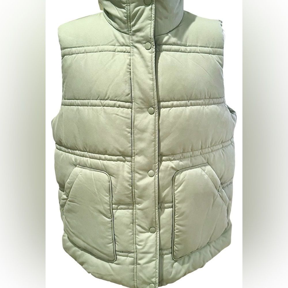 Bernardo Women’s Puffer Vest L Sage Green Quilted Snap Front Patch Pockets NWT